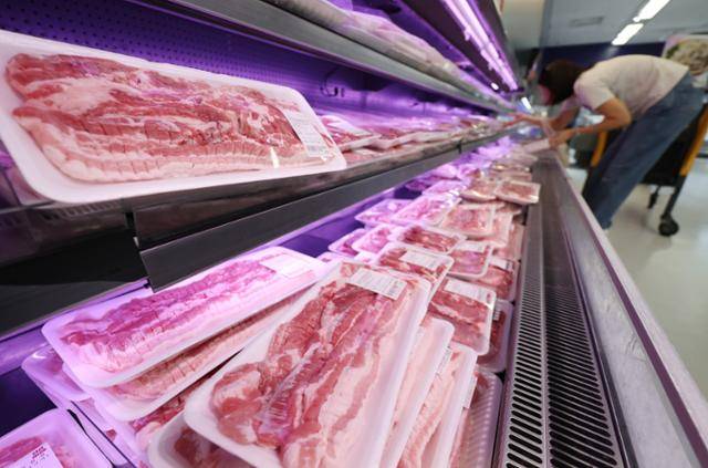 서울 시내의 한 대형마트 정육 코너에 진열된 돼지고기. 뉴시스