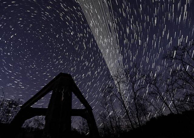 2020년 4월 헝가리 노그라드주 상공 밤하늘에서 찍은 스타링크 위성들이 궤적을 이루고 있다. EPA 연합뉴스