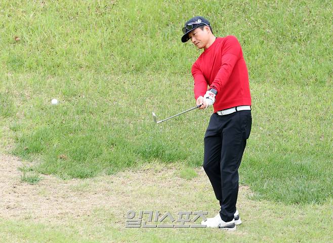 대한축구협회, 한국프로축구연맹, 울산 HD, 포항스틸러스가 주최하고 일간스포츠, 스포츠서울, 스포츠조선, 스포츠경향, 스포츠동아, 세계비즈앤스포츠월드 등 스포츠전문 미디어 6개사가 후원하는 ‘2025년 축구인 골프대회’가 19일 경기도 용인 코리아CC에서 열렸다. 이정효 광주 감독이 그린에 공을 올리고 있다.용인=정시종 기자 capa@edaily.co.kr /2025.05.19.