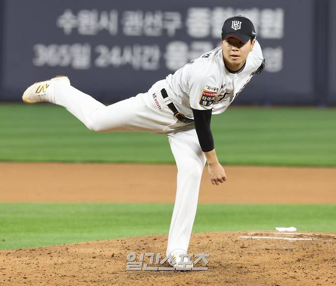 22일 오후 수원 KT위즈파크에서 열린 2025 프로야구 SSG 와 KT 경기. KT 투수 손동현이 8회 등판 역투하고 있다. 수원=정시종 기자 capa@edaily.co.kr /2025.04.22.