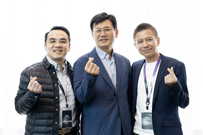 스크린바 헤일로 2를 알리기 위해 제프리 량 벤큐 아시아태평양 사장(좌)과 제이씨 판 벤큐 조명사업부 총괄 이사(우)가 방한했다. 소윤석 벤큐코리아 지사장(가운데)도 함께했다 / 출처=IT동아