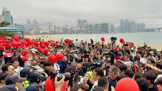 20일 부산 광안리 해변에서 열린 한동훈 전 대표 유세 현장. (’X’ 캡처)