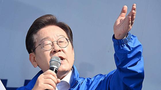 이재명 더불어민주당 대선후보가 지난 12일 경기 화성시 동탄 센트럴파크에서 열린 집중유세에서 연설하고 있다. 김성룡 기자