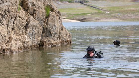 수중탐색 전문업체 소속 잠수사들이 지난달 24일 오전 도담삼봉 물 밑으로 들어가 제1차 수중지질 조사를 하고 있다. 뉴스1