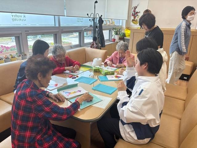 ▲ K-water나눔복지재단 소양강댐노인복지관(관장 허미숙)은 21일 춘천한샘고 바이오코스매틱과와 연계해 학생들의 자원봉사활동으로 어르신들에게 네일아트, 발 마사지, 칠교놀이 등의 복지서비스를 제공했다.