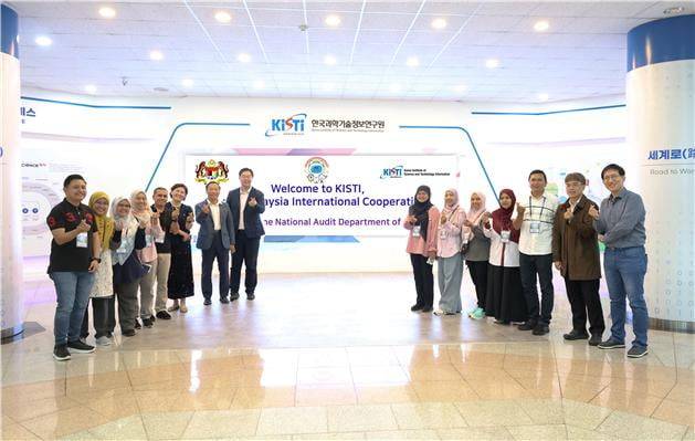말레이시아 감사원 관리자 일행이 KISTI를 방문해 디지털 기반의 감사 업무와 KISTI 스마트 워크 시스템(KISOL) 운영 체계에 대한 벤치마킹 교류회를 갖고 기념 촬영을 하고 있다. KISTI 제공