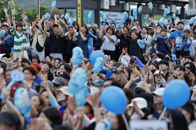 이재명 더불어민주당 대통령 후보가 사흘째 수도권 표심잡기에 나선 21일 인천 계양구 계양역 유세현장에서 지지자들이 이 후보의 연설에 환호하고 있다. 뉴스1
