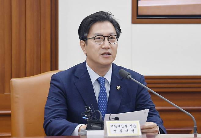 김범석 기획재정부 장관 직무대행 1차관이 21일 열린 ‘경제관계장관회의 겸 산업경쟁력강화관계장관회의’에서 모두발언을 하고 있다. 기재부 제공.