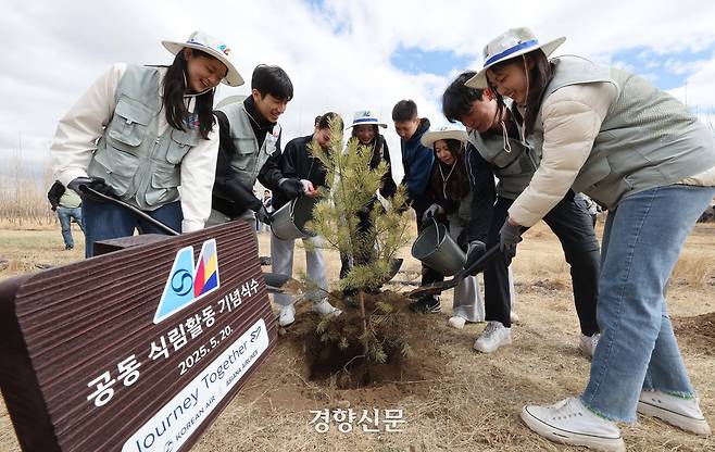 대한항공과 아시아나항공 임직원들이 지난 20일 몽골 울란바토르시 바가노르구에 위치한 대한항공 숲에서 식림 활동을 하고 있다. 올해는 대한항공이 아시아나항공을 인수한 이후 처음 맞는 식림 활동으로 양사의 신입·인솔직원 260여 명이 함께 참여해 서로를 이해하고 협력하는 시간을 가졌다. 공항사진기자단