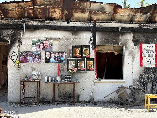 하마스의 공격으로 불탄 이스라엘 남부 니르 오즈 키부츠(집단농장)의 한 집에 희생자들의 사진이 걸려 있다.