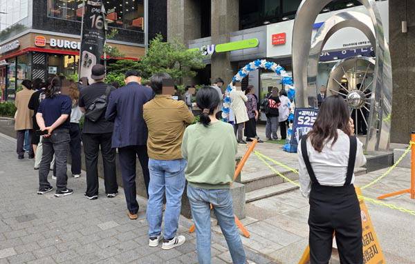 서울 시내 한 SK텔레콤 공식인증 대리점 앞에 고객들이 유심 교체를 위해 길게 줄을 서 기다리고 있다. 연합뉴스