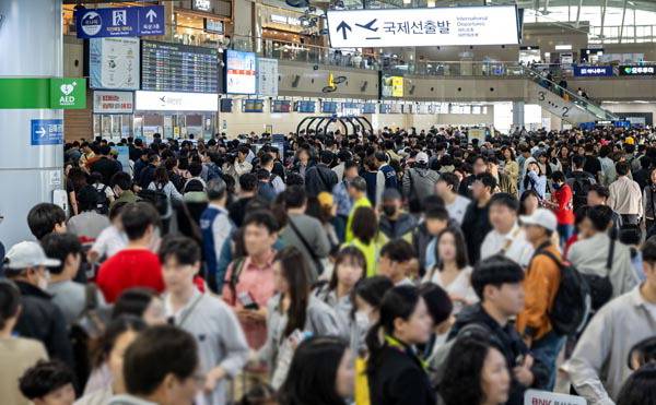 지난 1일 김해공항 국제선청사에서 여행객들이 탑승 수속을 기다리고 있는 모습. 국제신문DB