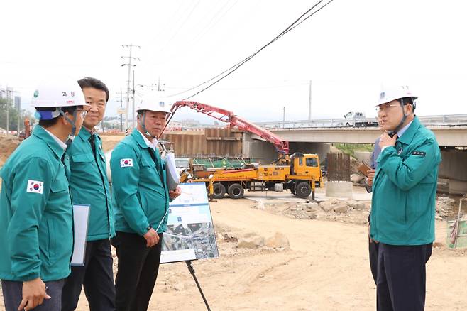 주낙영 시장(오른쪽)이 도시 정비사업 현장을 살펴보고 있다. 경주시 제공