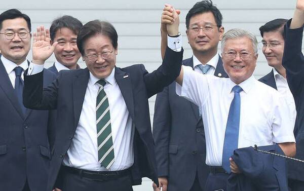 더불어민주당 이재명 대선 후보와 문재인 전 대통령이 지난해 9월8일 경남 양산시 평산마을 문 전 대통령 사저 앞에서 인사하고 있다. 연합뉴스