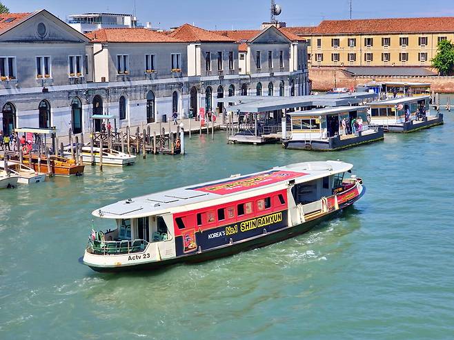 농심이 세계적인 관광지 이탈리아 '베네치아'의 수상버스에 '신라면' 래핑 광고를 다음달 10일까지 선보인다. '신라면'으로 꾸며진 수상버스가 베네치아 운하에 떠 있는 모습. 농심