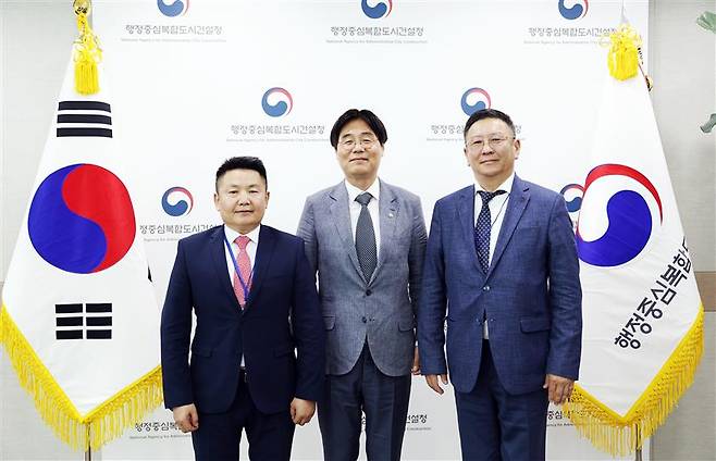 김형렬 행복청장(가운데)이 행복도시 우수사례 벤치마킹을 위해 행복청을 방문한 몽골 고위공무원단과 함께 기념촬영을 하고 있다./사진제공=행복청