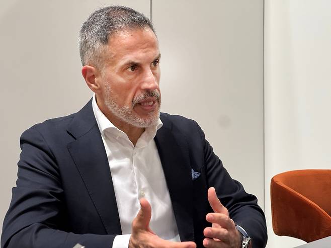 마노스 랩토풀로스 SAP 아태·유럽·중동·아프리카지역 최고수익책임자(CRO)가 20일(현지시간) 미국 올랜도 'SAP 사파이어 2025' 현장에서 만난 한국 취재진에게 인공지능(AI) 사업전략을 설명하고 있다./사진=성시호 기자 shsung@