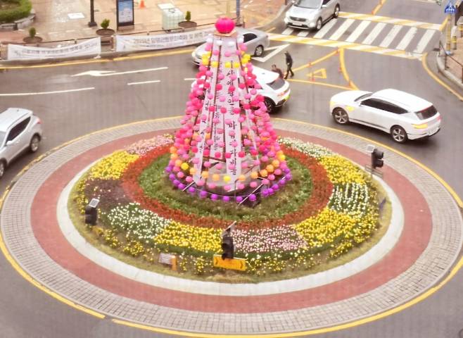 회전교차로 화단 조성 모습. /사진제공=양평군