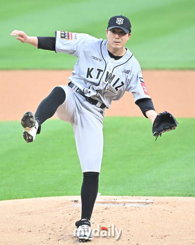 20일 오후 경기도 수원시 조원동 수원kt위즈파크에서 진행된 '2025 프로야구 KBO리그' kt위즈와 KIA타이거즈의 경기. kt 조이현이 선발등판해 역투하고 있다.수원=송일섭 기자 andlyu@mydaily.co.kr