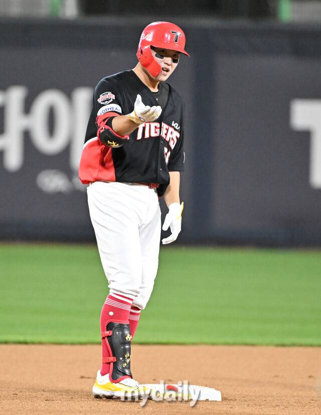 20일 오후 경기도 수원시 조원동 수원kt위즈파크에서 진행된 '2025 프로야구 KBO리그' kt위즈와 KIA타이거즈의 경기. 기아 오선우가 6회초 선두타자로 나서 2루타를 터뜨리고 있다./수원=송일섭 기자 andlyu@mydaily.co.kr