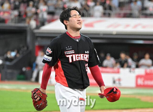 20일 오후 경기도 수원시 조원동 수원kt위즈파크에서 진행된 '2025 프로야구 KBO리그' kt위즈와 KIA타이거즈의 경기. 기아 윤영철이 5회말 1사 1루서 교체되고 있다./수원=송일섭 기자 andlyu@mydaily.co.kr