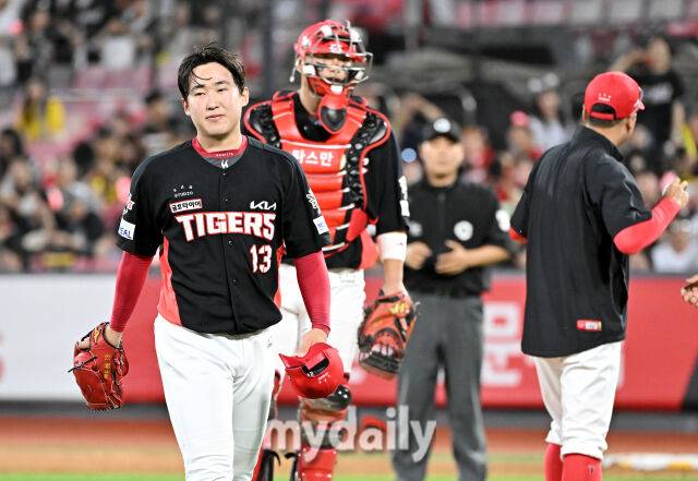 20일 오후 경기도 수원시 조원동 수원kt위즈파크에서 진행된 '2025 프로야구 KBO리그' kt위즈와 KIA타이거즈의 경기. 기아 윤영철이 5회말 1사 1루서 교체되고 있다./수원=송일섭 기자 andlyu@mydaily.co.kr