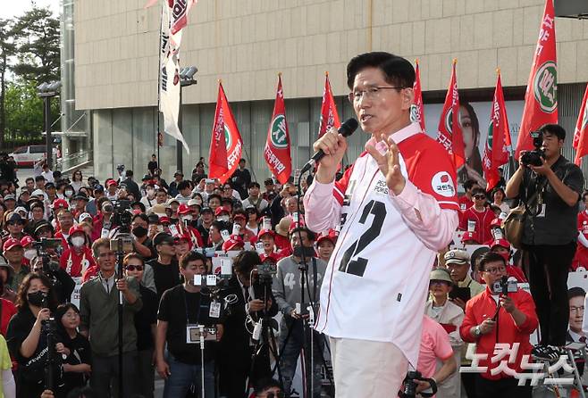 국민의힘 김문수 대선 후보가 20일 오후 경기도 하남시 미사대로에서 열린 "하남을 새롭게" 집중 유세에서 시민들에게 지지를 호소하고 있다. 황진환 기자