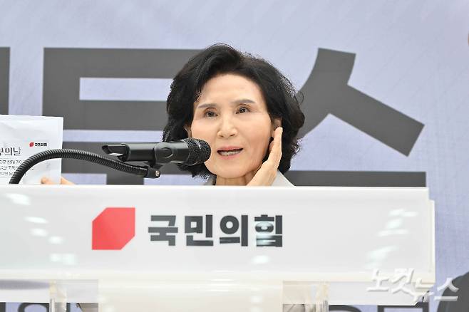국민의힘 김문수 후보 배우자 설난영 여사가 21일 서울 여의도 중앙당사에서 열린 함께 하는 정정당당 여성본부 필승결의대회에서 축사를 하며 포즈를 취하고 있다. 황진환 기자