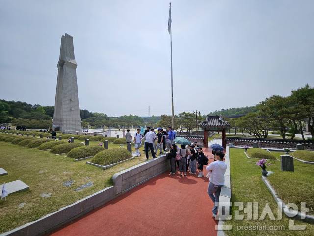 ▲국립5·18민주묘지 1묘역에 광주 학생들이 오월해설사의 설명을 들으며 참배하고 있다ⓒ프레시안(김보현)