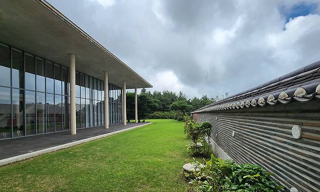 옛것이 지금보다 더 세련되고 현대적이라는 데 공감한 건축가 안도 다다오는 ‘제주도라는 땅에 순응하는 전통과 현대’라는 개념으로 박물관을 설계했다. 건축주 이행자는 “본디의 모습을 탐색하는 문화 공간”이라는 뜻을 담아 ‘본태(本態)박물관’이라고 이름을 붙였다.
