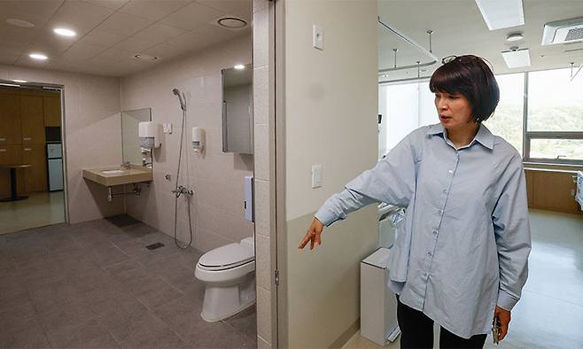 지난 4월 28일 승일희망요양병원에서 만난 박성자 승일희망재단 이사가 병실마다 마련된 대형 화장실 등을 설명하고 있다. 루게릭 환자의 경우 감염 우려가 높아 대면 접촉은 최소화하면서 병원 밖 공기를 느낄 수 있게 했다. 최상수 기자