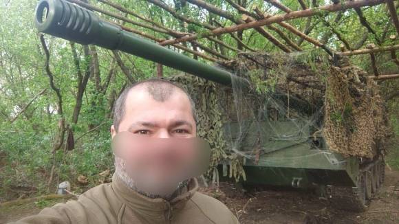 19일(현지시간) 친러시아 유력 군사전문 텔레그램 계정은 170㎜ 포탄을 쓰는 북한제 M1989 곡산 자주포의 발사 장면이 처음으로 공개됐다며 관련 자료를 전달했다. 러시아 군인 뒤로 곡산 자주포(추정)가 보인다. 2025.5.19 텔레그램