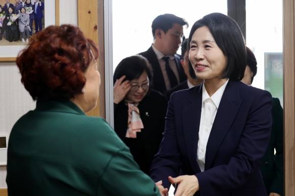 광주 찾은 김혜경 여사 - 이재명 더불어민주당 대선 후보의 배우자 김혜경(오른쪽)씨가 14일 오후 광주 남구 오월어머니집에서 오월어머니들과 만나 인사를 나누고 있다. 김 여사는 이날 오전 광주 남구 노대동 빛고을노인건강타운에서 배식 자원봉사활동을 했다. 광주 연합뉴스