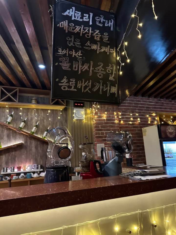 알렉산드르 이바노비치 마체고라 주북한 러시아 대사가 자신의 페이스북에 올린 평양 시내 카페 메뉴.