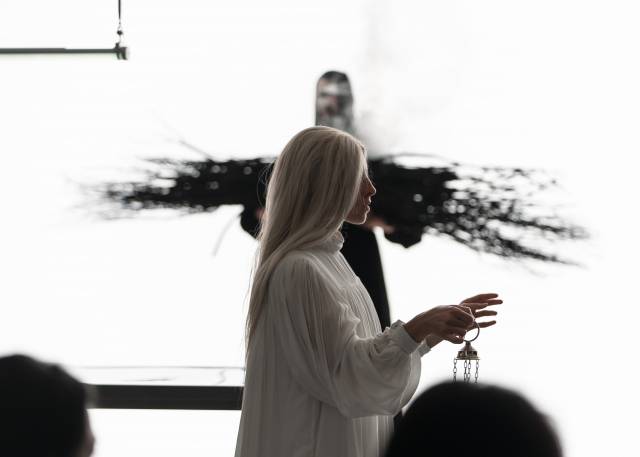 17일 서울 역삼동 GS아트센터 로비에서 열린 마르코스 모라우의 ‘죽음의 무도’ 공연 모습. 사진 제공=GS아트센터