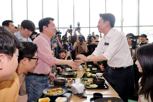 이준석(오른쪽) 개혁신당 대선 후보가 21일 ‘학식먹자 이준석’ 행사가 열린 경기 성남시 가천대 글로벌캠퍼스에서 행사에 참여한 안철수 국민의힘 의원과 만나 악수를 나누고 있다. 연합뉴스