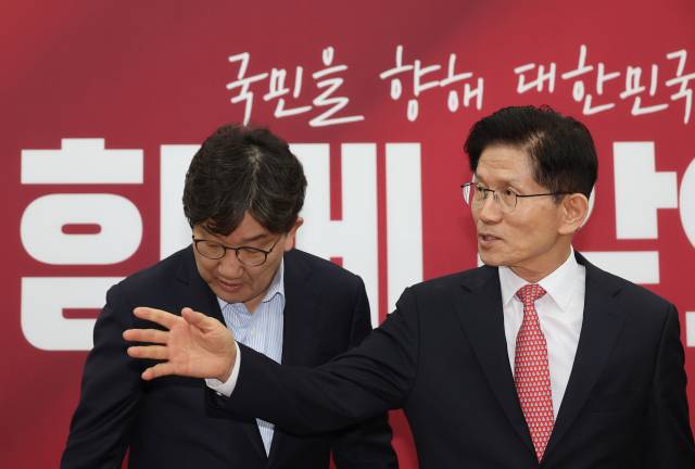 김문수(오른쪽) 국민의힘 대선 후보가 11일 서울 여의도 국회에서 열린 중앙선거대책위원회 회의에서 기념 촬영을 제안하고 있다. 연합뉴스