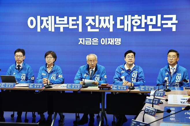 윤여준 더불어민주당 총괄선대위원장(가운데)이 21일 서울 여의도 당사에서 열린 중앙선거대책위원회의에서 발언하고 있다. ⓒ연합뉴스