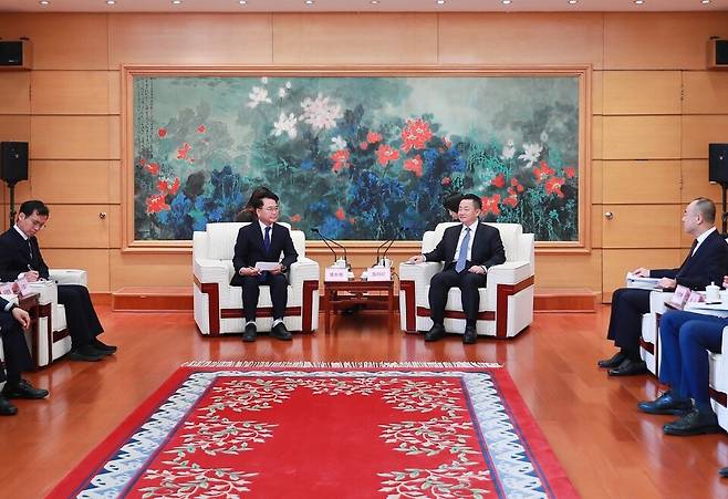 육동한 춘천시장(왼쪽)과 천샤오왕 다롄시장(오른쪽)이 면담하고 있다, ⓒ춘천시청 제공