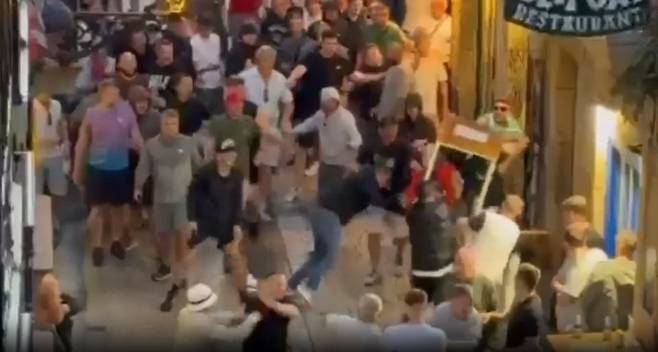 토트넘과 맨유 팬들이 UEL 결승이 치러지기 하루 전 스페인 빌바오의 거리에서 난투극을 벌였다. 사진출처|X