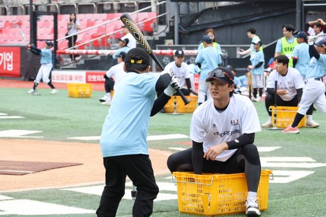 KT 선수들이 유소년 선수들과 이야기를 나누고 있다. /사진=한국프로야구선수협회 제공