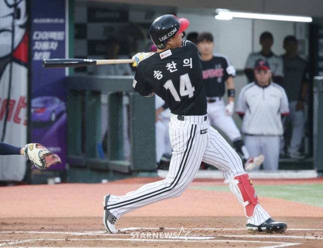 LG 송찬의가 21일 사직 롯데전에서 1회말 1타점 내야안타를 기록하고 있다. /사진=김진경 대기자