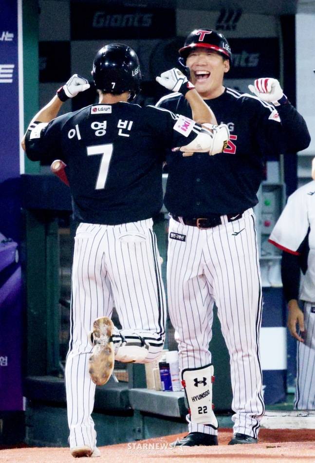 LG 이영빈(왼쪽)이 21일 사직 롯데전에서 6회초 솔로홈런을 기록한 후 김현수와 하이파이브를 하고 있다. /사진=김진경 대기자