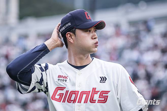 롯데 투수 윤성빈은 20일 사직구장에서 열린 '2025 신한 SOL Bank KBO 리그' LG와 주중 3연전 첫 번째 경기에서 선발 등판했다. 제구 난조에 발목이 잡혀 1이닝 9실점으로 조기 강판돼 패전 투수가 됐다. 롯데 자이언츠