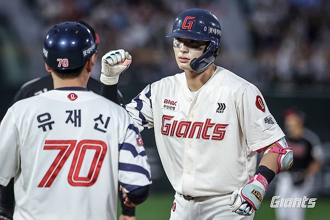 롯데 외야수 윤동희(오른쪽)는 21일 사직구장에서 열린 '2025 신한 SOL Bank KBO 리그' 롯데와 주중 3연전 두 번째 경기에서 7번타자 우익수로 선발 출전했다. 2회말과 5회말 적시타를 쳐 공격에 활력을 불어넣었다. 롯데 자이언츠