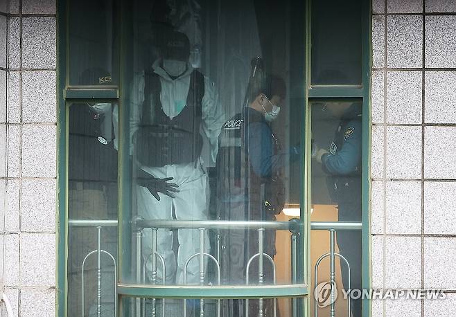 시흥서 흉기로 4명 사상, 용의자 도주 (시흥=연합뉴스) 홍기원 기자 = 19일 경기도 시흥의 편의점과 체육공원 등에서 50대 중국동포가 시민 2명을 잇달아 흉기로 찌르는 사건이 발생해 경찰이 수사에 나선 가운데 용의자의 자택과 그 주변에서 시신 2구가 발견됐다.
사진은 시신이 발견된 건물에서 과학수사대원들이 감식을 위해 이동하는 모습. 2025.5.19 xanadu@yna.co.kr