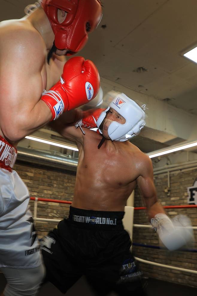 최시로의 왼손 훅 (서울=연합뉴스) 류효림 기자 = WBA 아시아 챔피언 최시로가 20일 서울 강남구 FW1 복싱클럽에서 연합뉴스와 인터뷰 뒤 훈련하고 있다. 2025.5.20
ryousanta@yna.co.kr