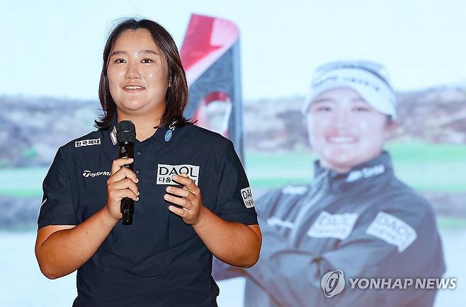 취재진 질문에 답하는 유해란 (서울=연합뉴스) 김성민 기자 = 미국여자프로골프(LPGA) 투어 신설 대회인 블랙 데저트 챔피언십에서 우승을 거둔 유해란이 21일 서울 영등포구 CCMM빌딩에서 열린 기자간담회에서 취재진 질문에 답하고 있다. 2025.5.21 ksm7976@yna.co.kr
