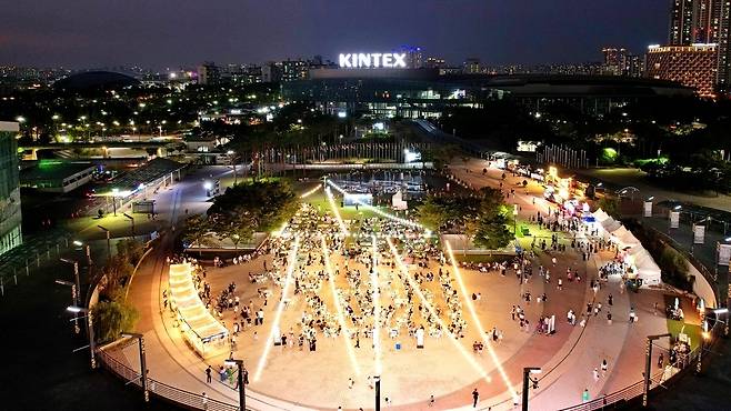 ▲ 킨텍스 야시장 '2025 킨밤 지새우고'가 다음달 6~7일 제2전시장 광장에서 열린다. 사진은 지난해 개최한 '킨밤 지새우고' 행사장 모습./사진제공=킨텍스