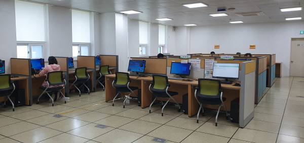 22일 포항시 남구 상대동에 있는 영암도서관 내 디지털정보열람실을 주민들이 이용하는 모습. 황영우 기자